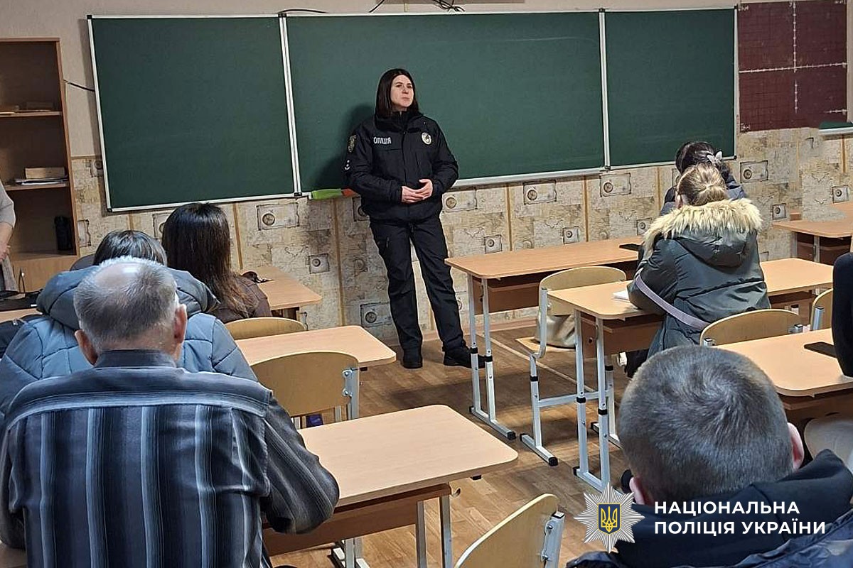 Поліцейська говорить із батьками