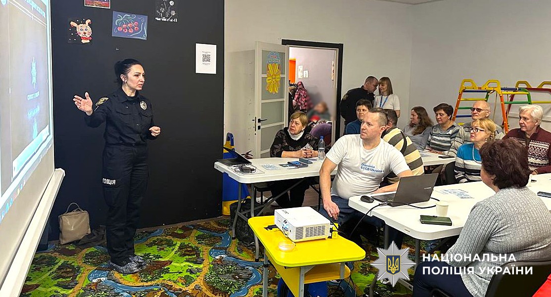 поліцейська спілкуєтся з присутніми 