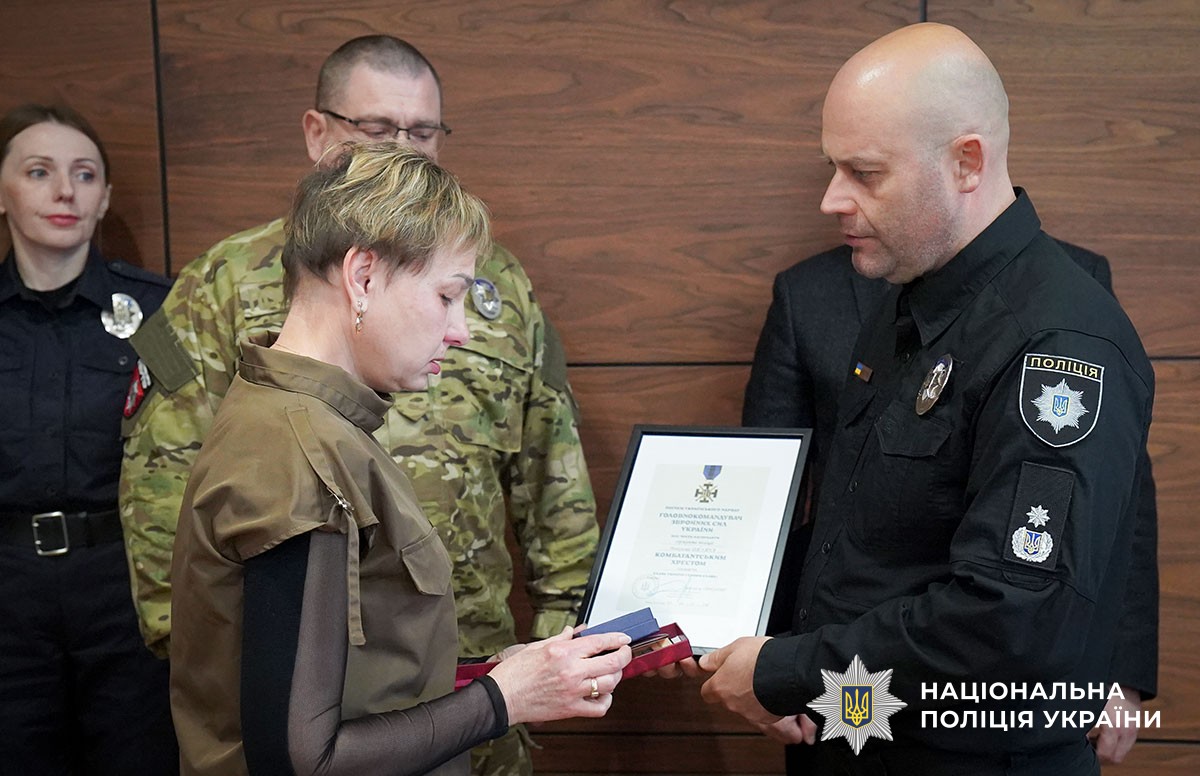 Олена Джуян отримує нагороду за сина