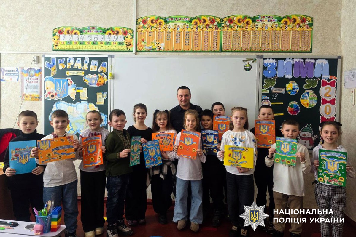 Поліцейські проводять патрітичний урок