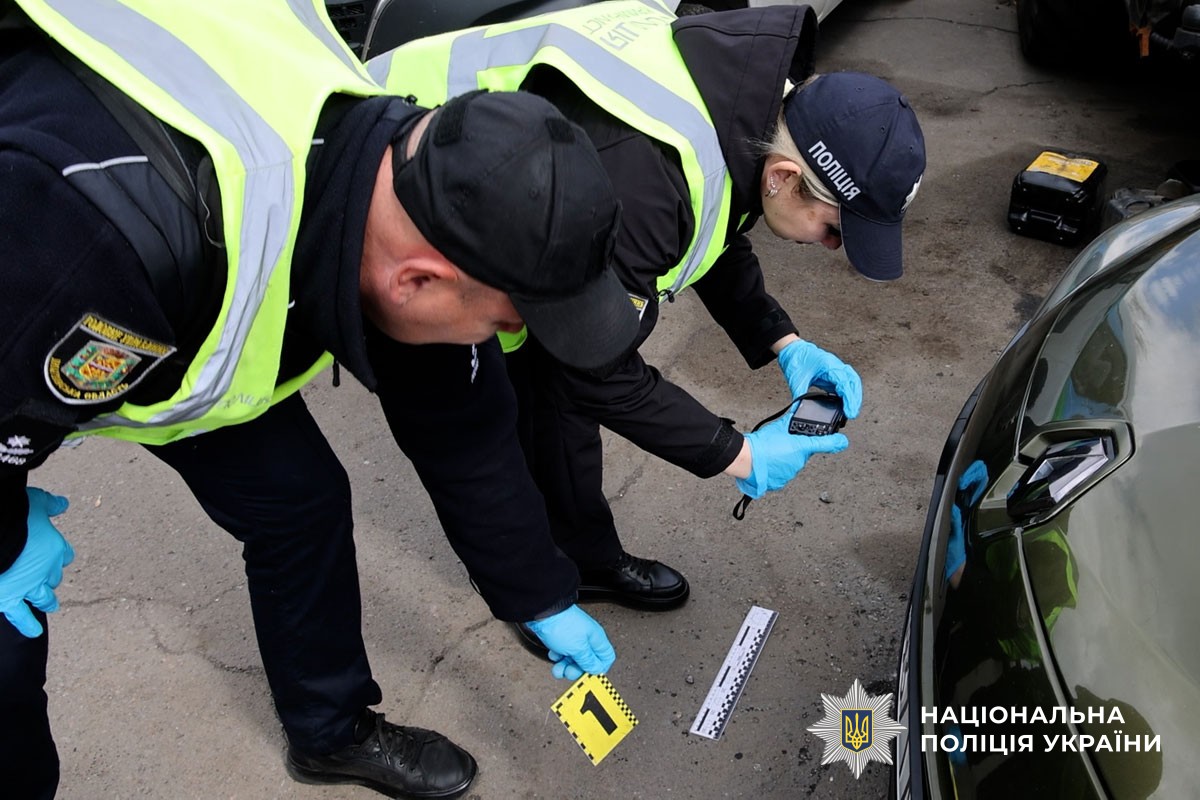 Поліцейські працюють на місці події