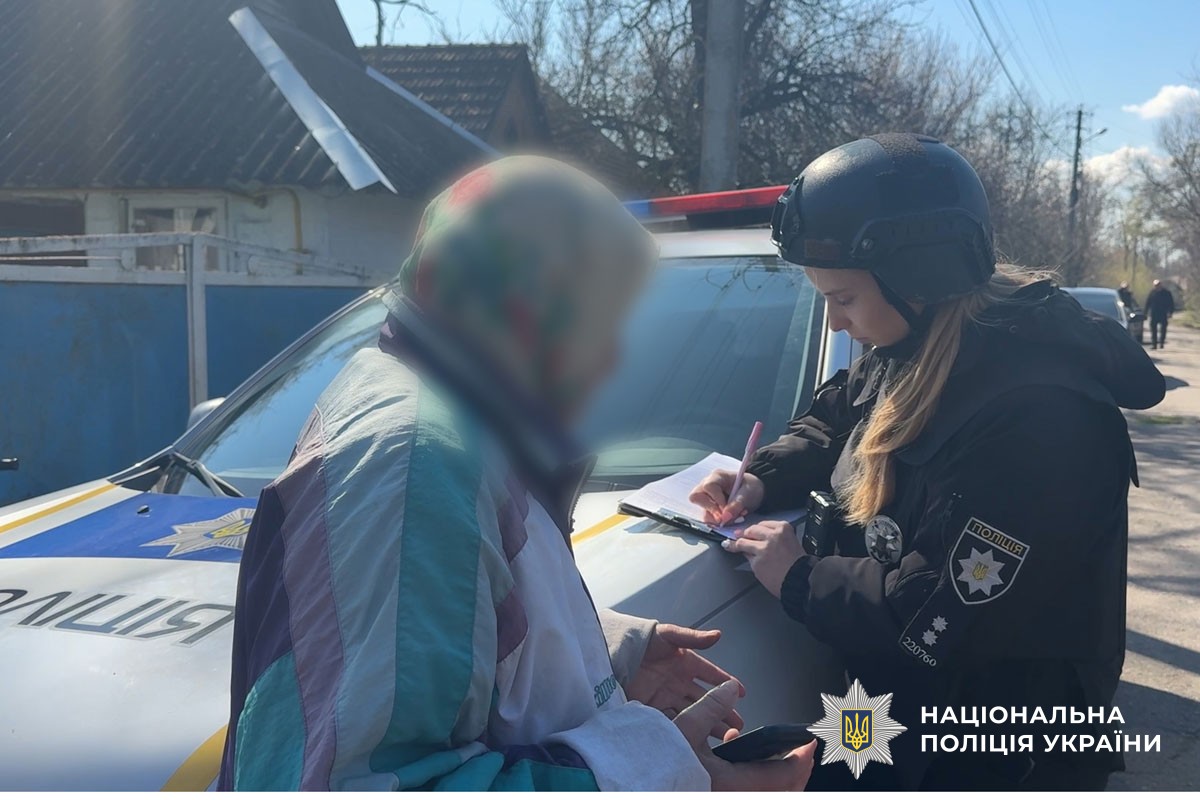 Поліцейький працює на місці події