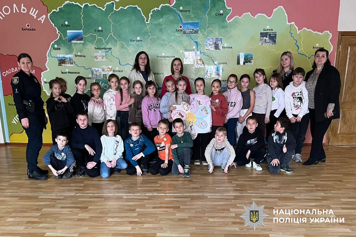 Офіцер безпеки проводить урок безпеки для дітей до Дня дитини