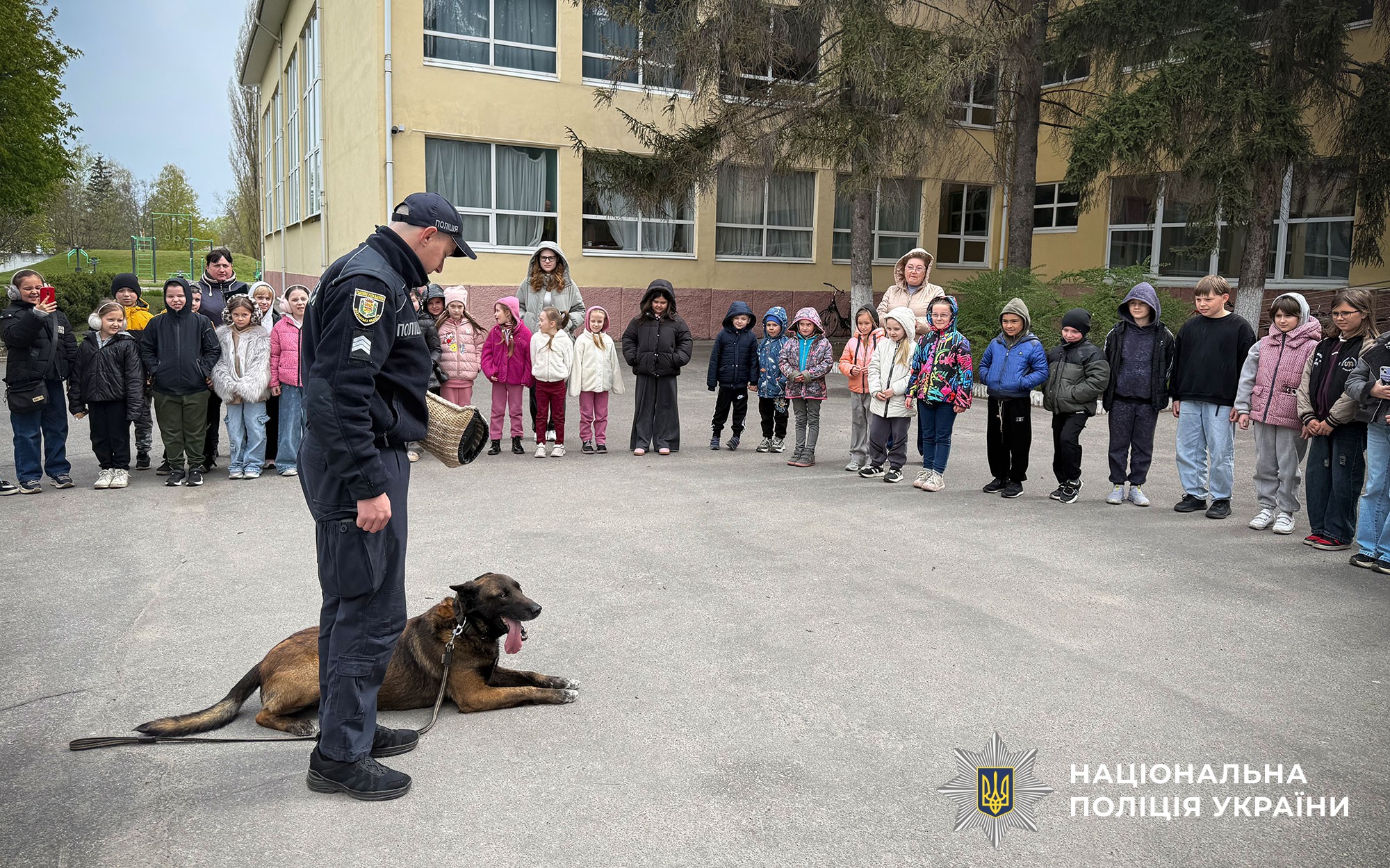 У Кременчуці поліцейські знайомили школярів з професією та навчали правил безпечної поведінки в умовах воєнного стану