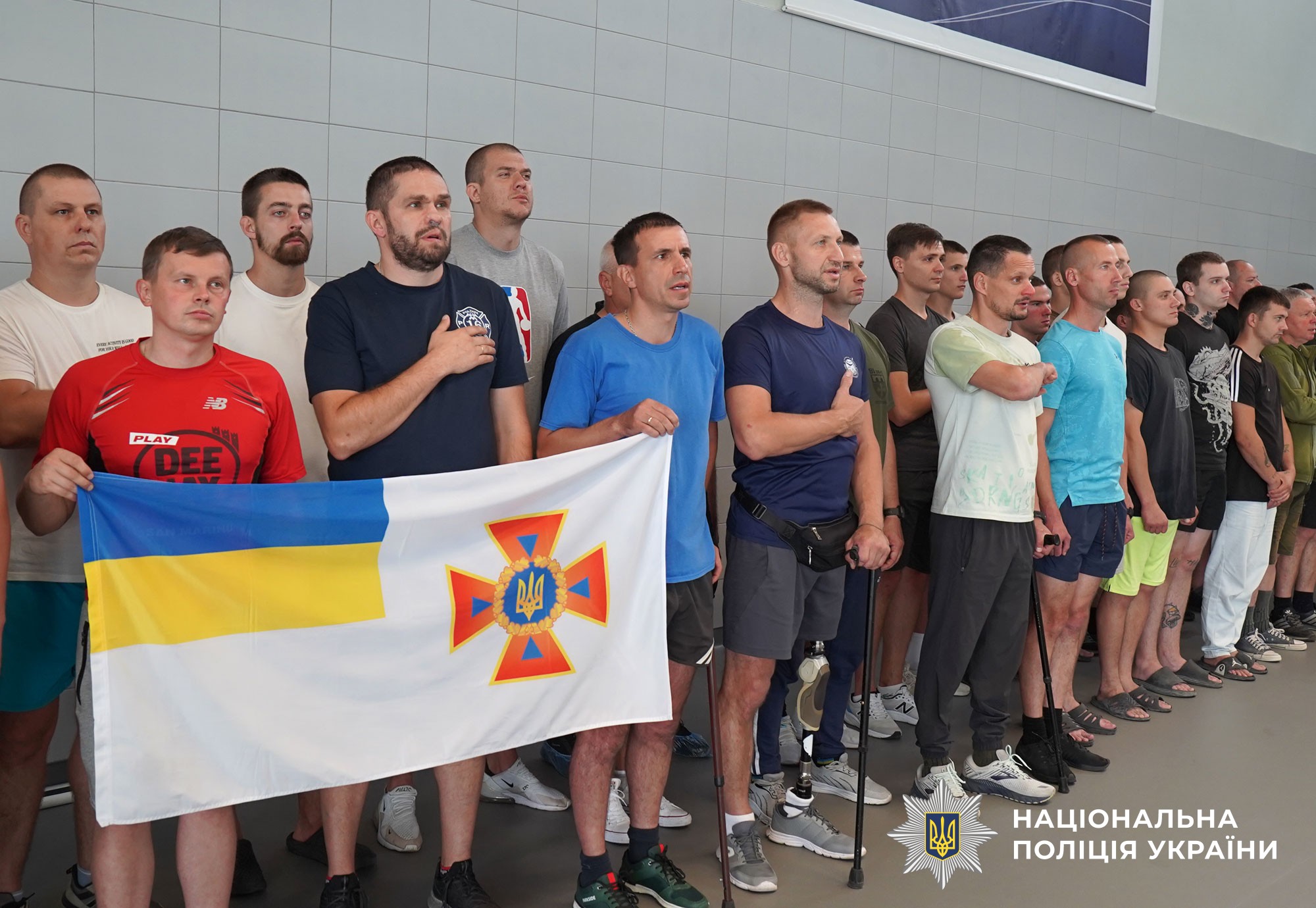 Учасники співають гімн України
