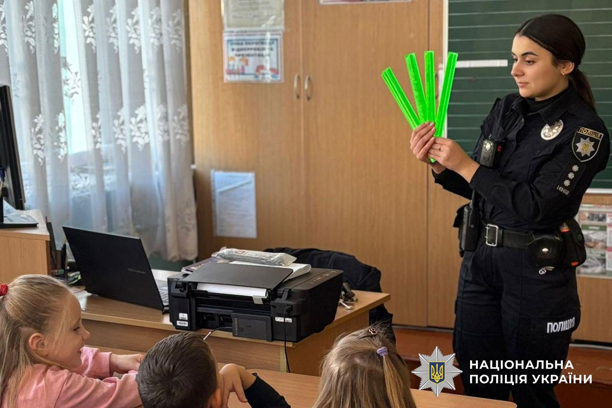 Поліцейська розповідає дітям про світловідбивачі 