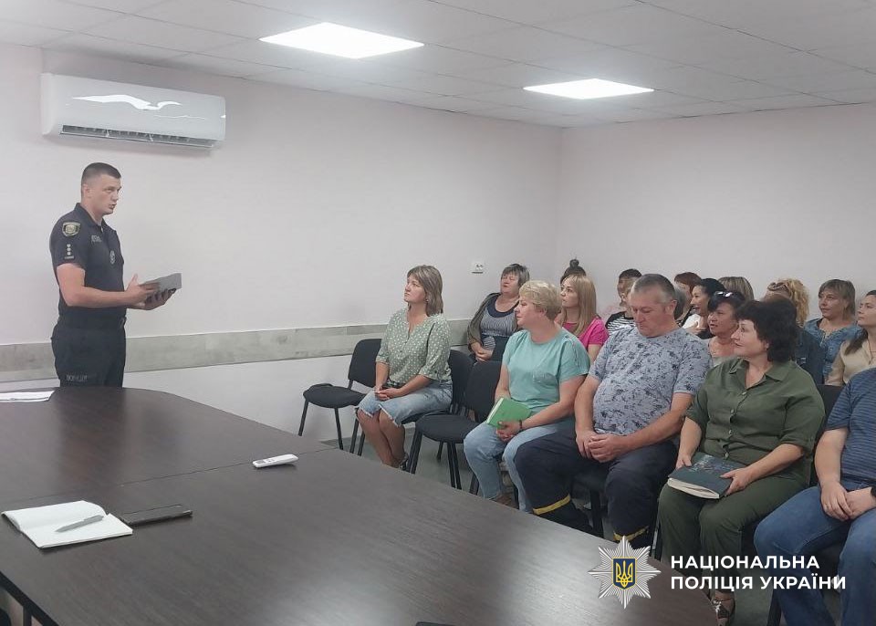 поліцейський звітує перед громадою про свою роботу