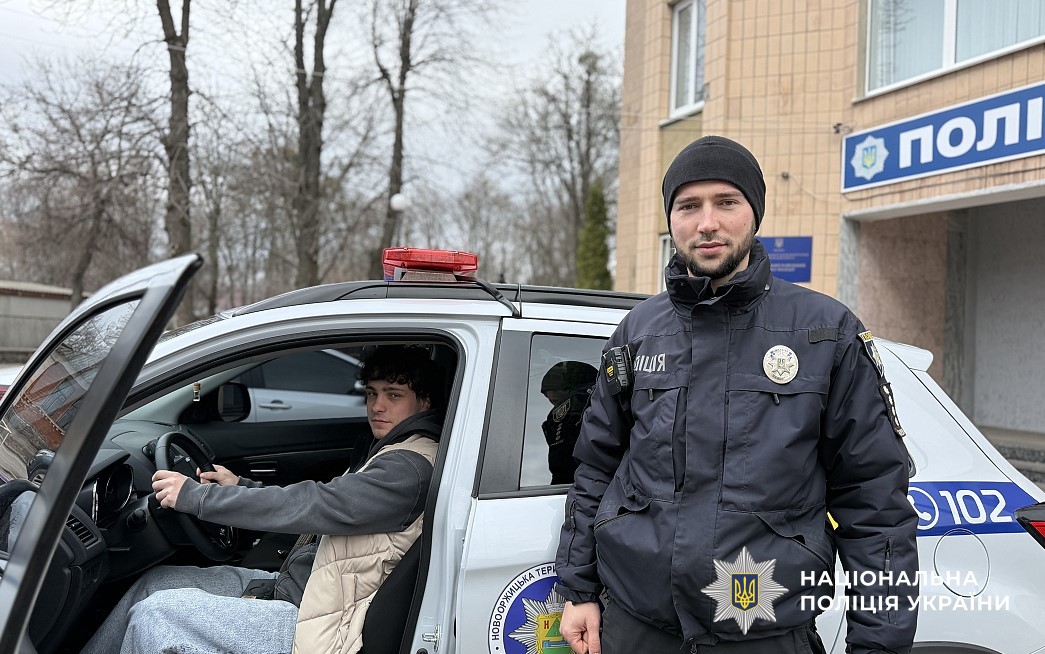 Поліцейські проводять екскурсію в поліцію