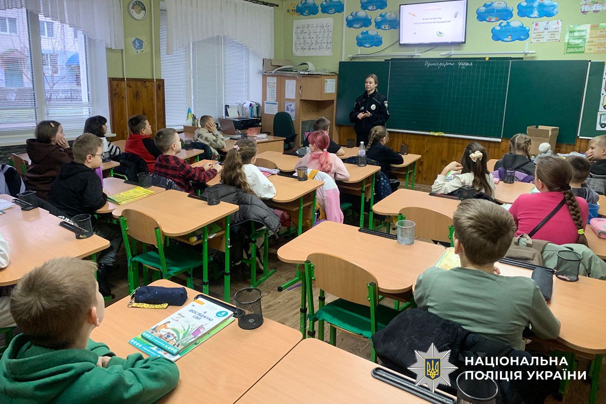 Поліцейські служби освітньої безпеки Миргородщини продовжують навчати дітей правил безпечної поведінки