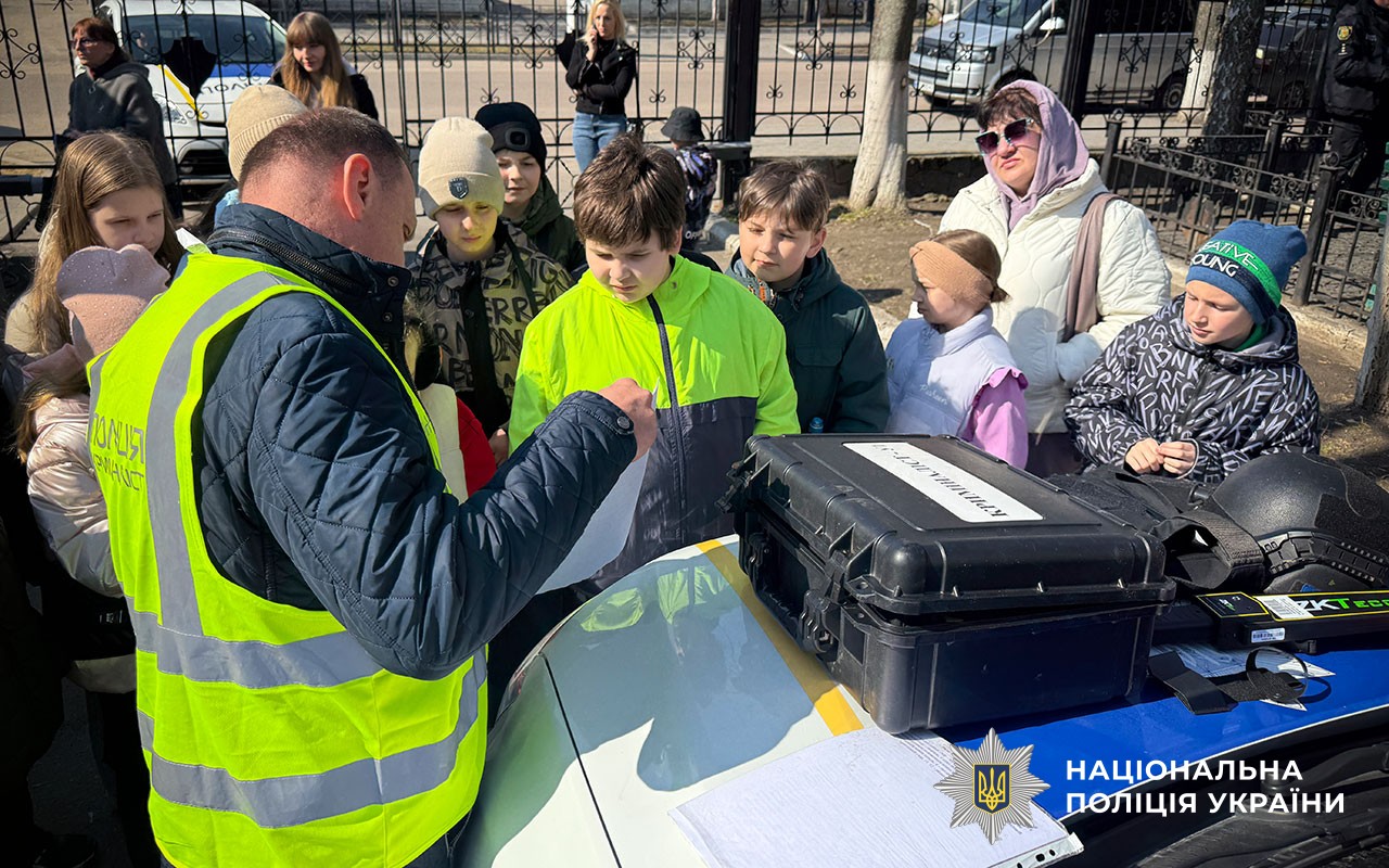 Канікули з користю: у Кременчуці школярів навчали правил безпечної поведінки та знайомили з професією поліцейського