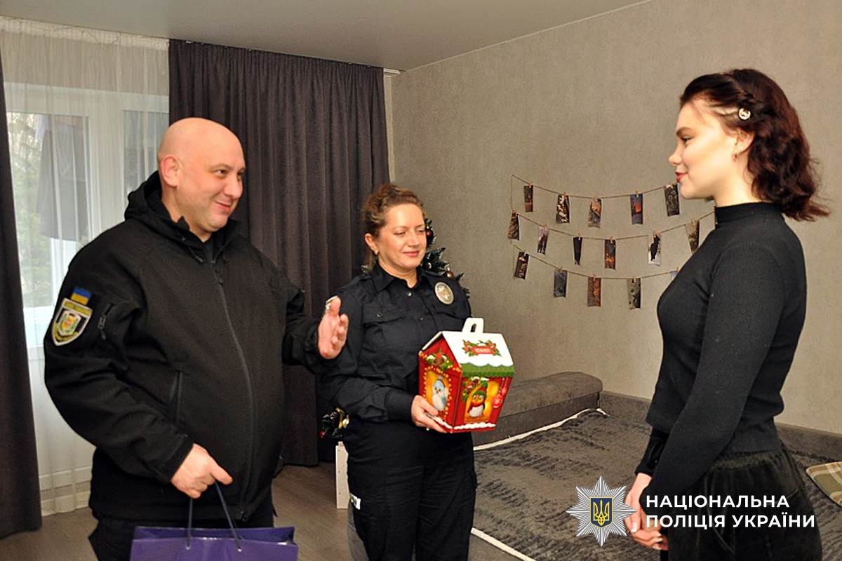 Малишев вітає дитину зіс вятом