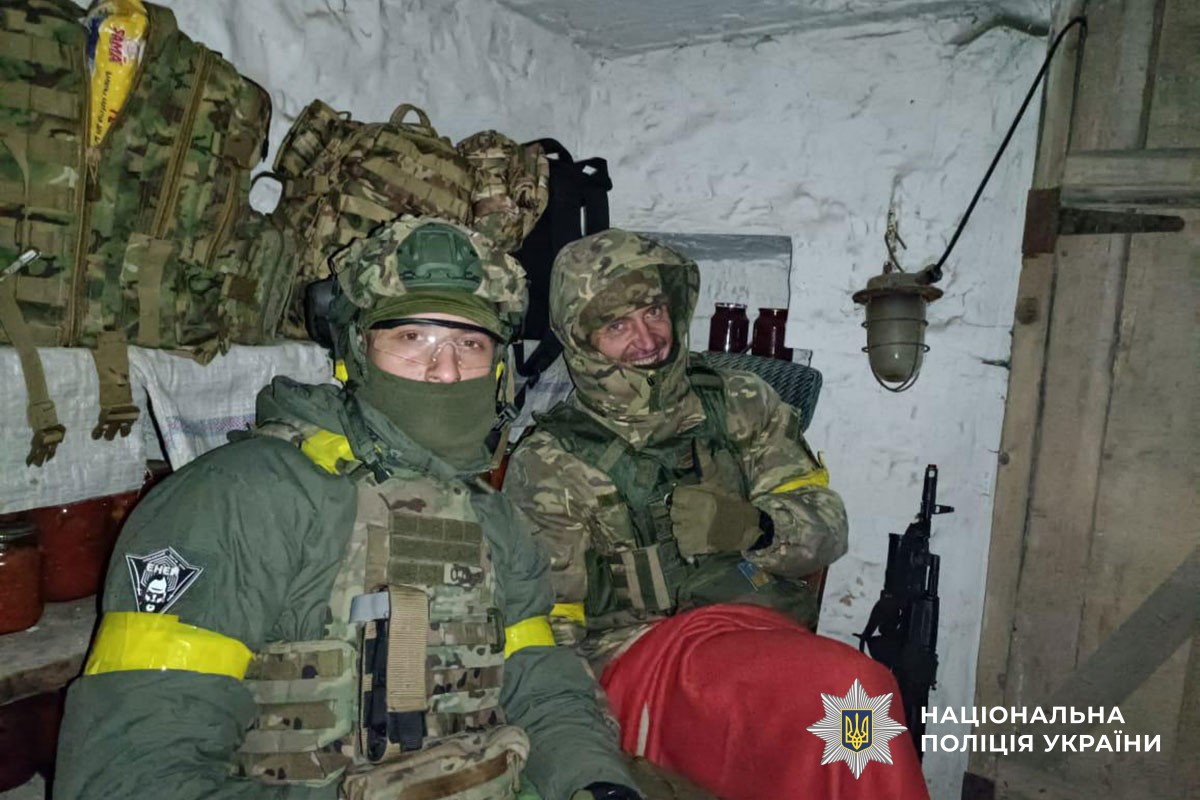 Михайло Главатських з побратимом на позиції