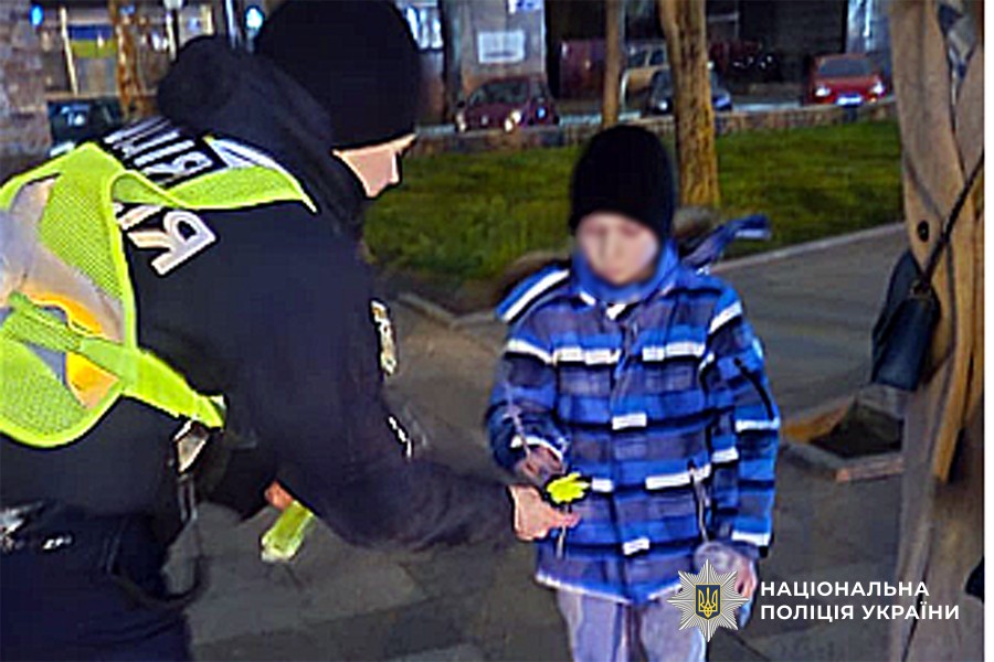 Поліцейська роздає дітям флікери