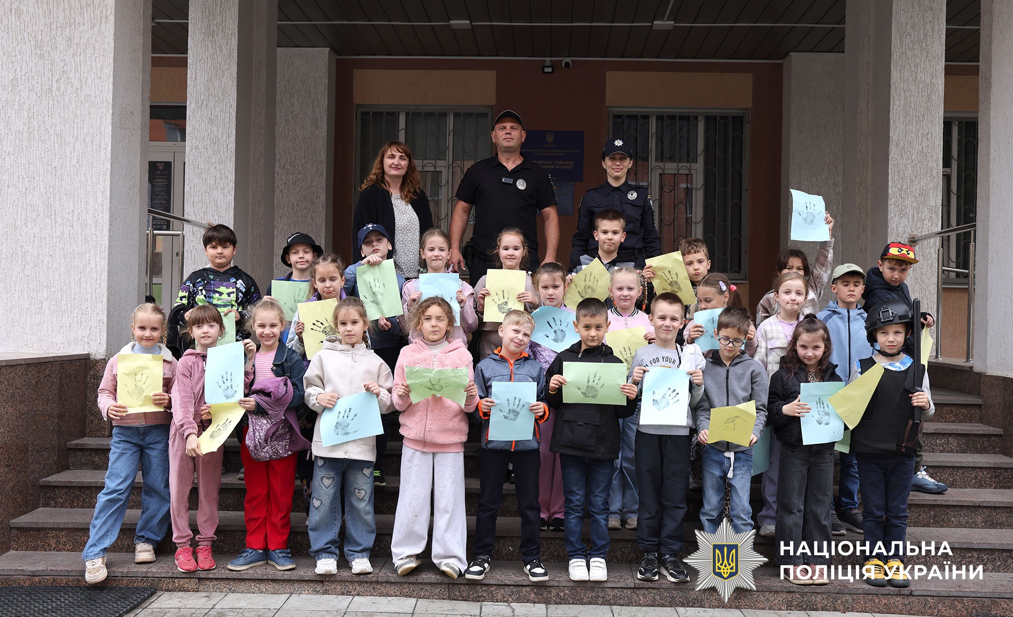 діти з поліцеськими на екскурсії