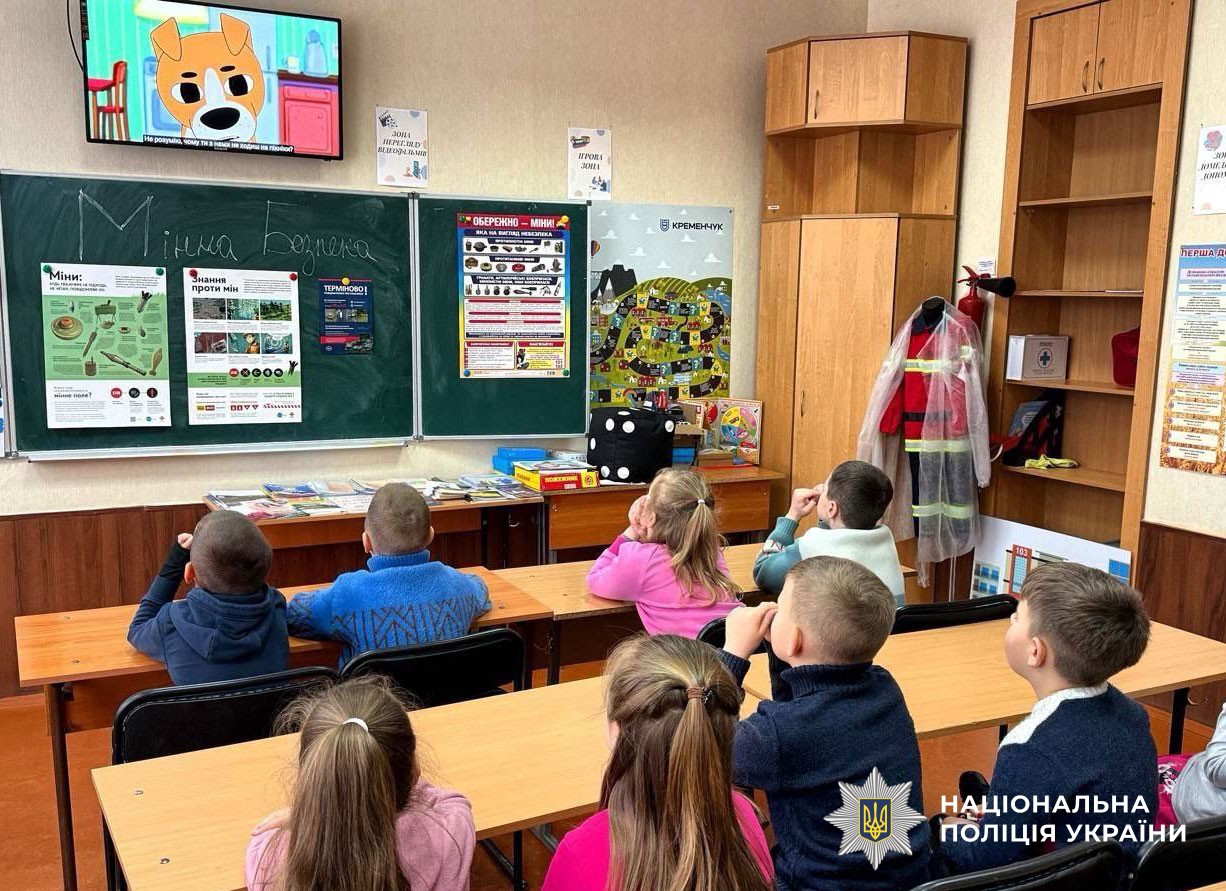 Діти дивляться навчальний мультфім