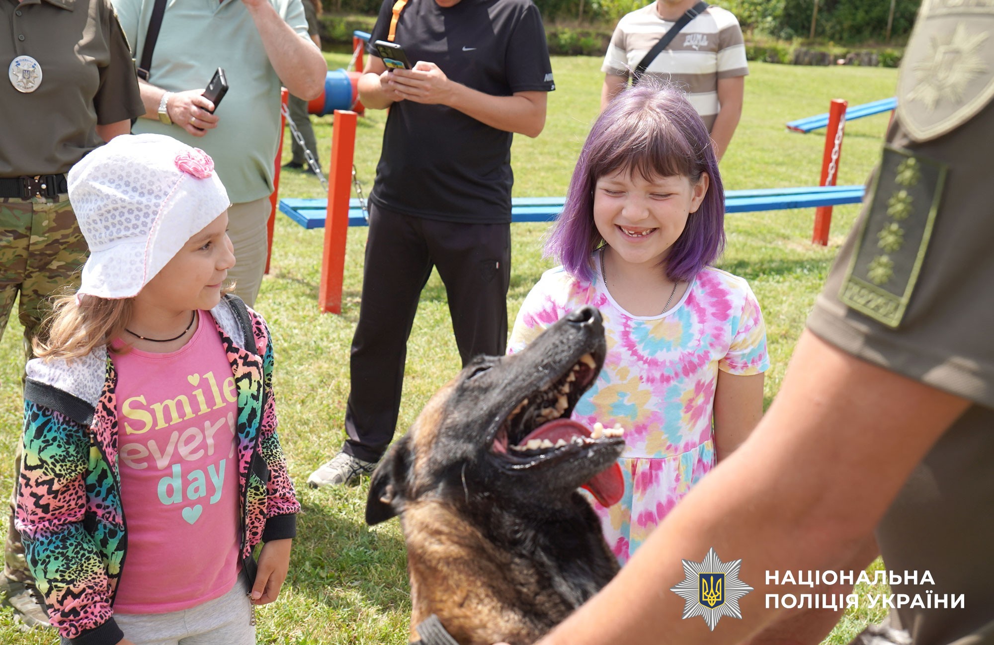 кінолог зі службовою собакою