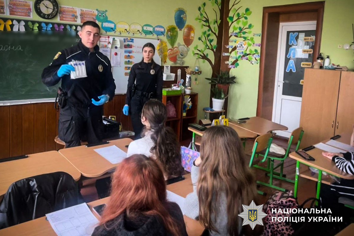 поліцейські проводять проводять профорієнтаційні заходи у школі
