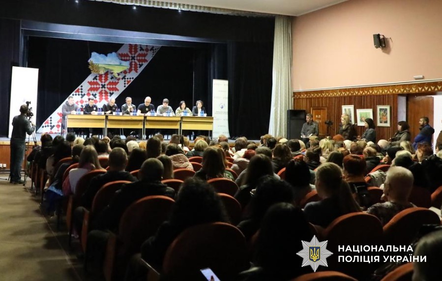 Слідчі взяли участь у зістрічі з родинами захисників 