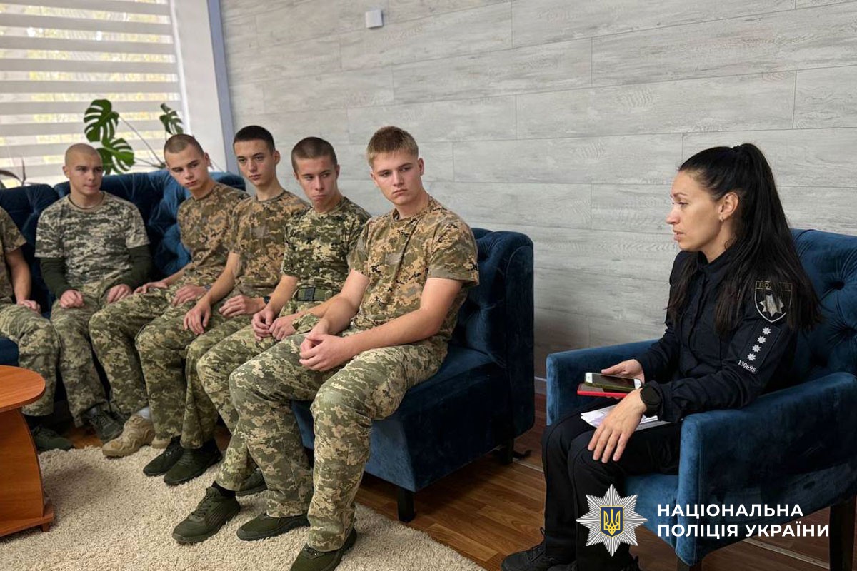 психолог поліції проводить тренінг для ліцеїстів