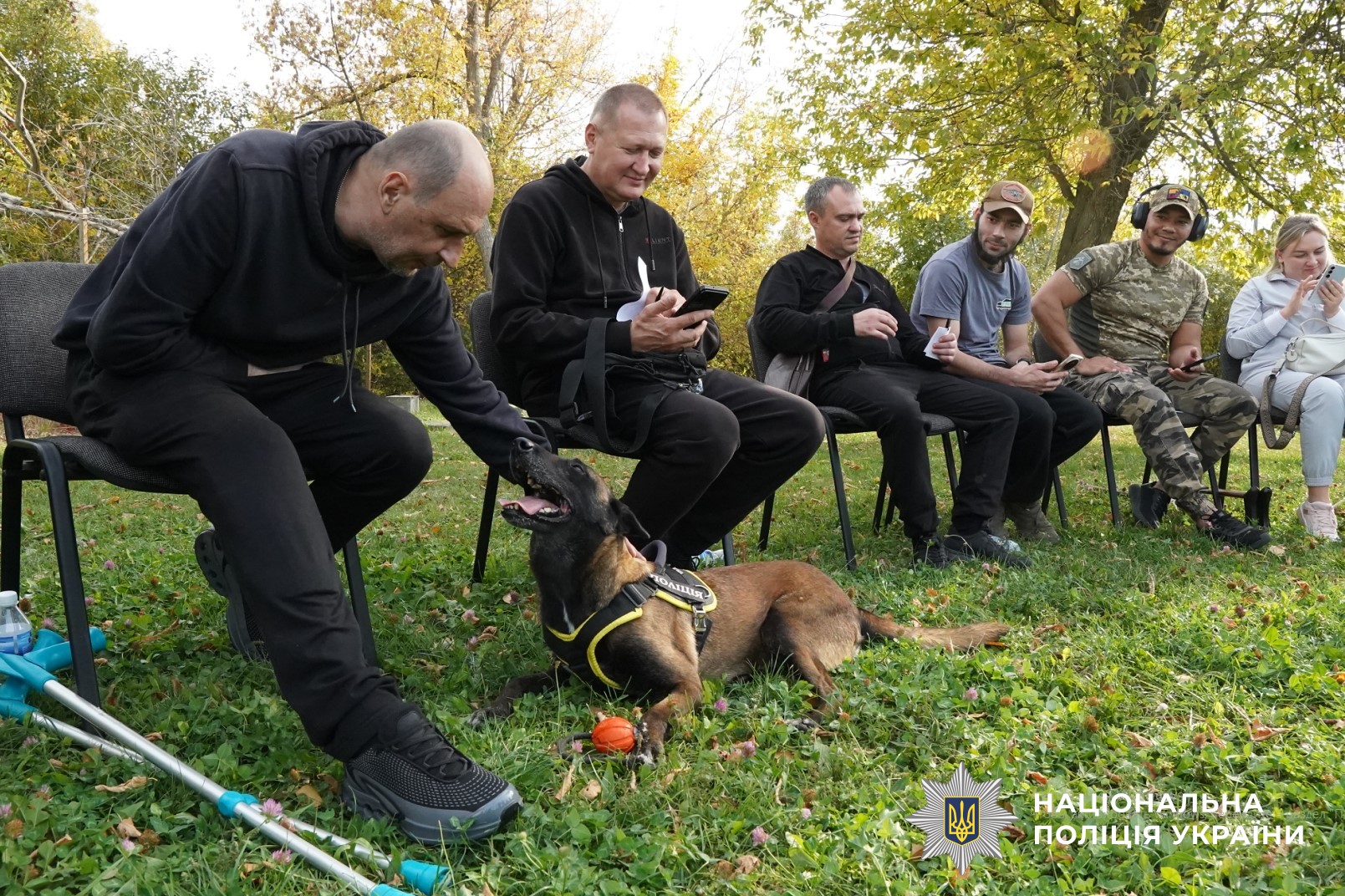 прикордонник гладять собаку під кас каністерапії