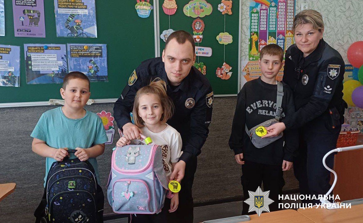 поліцейські проводять урок для дітей
