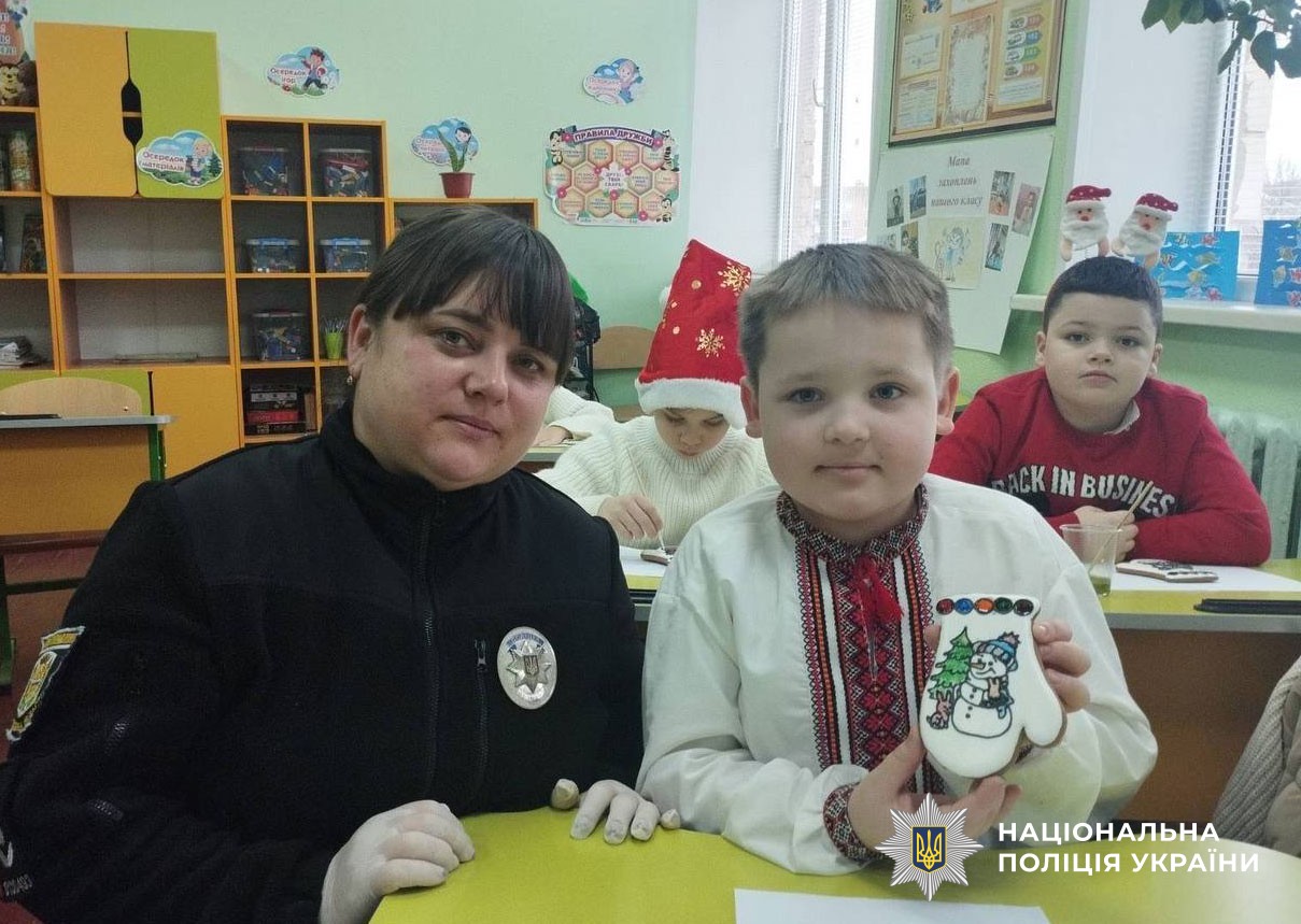 Поліцейська з дітьми проводить заняття