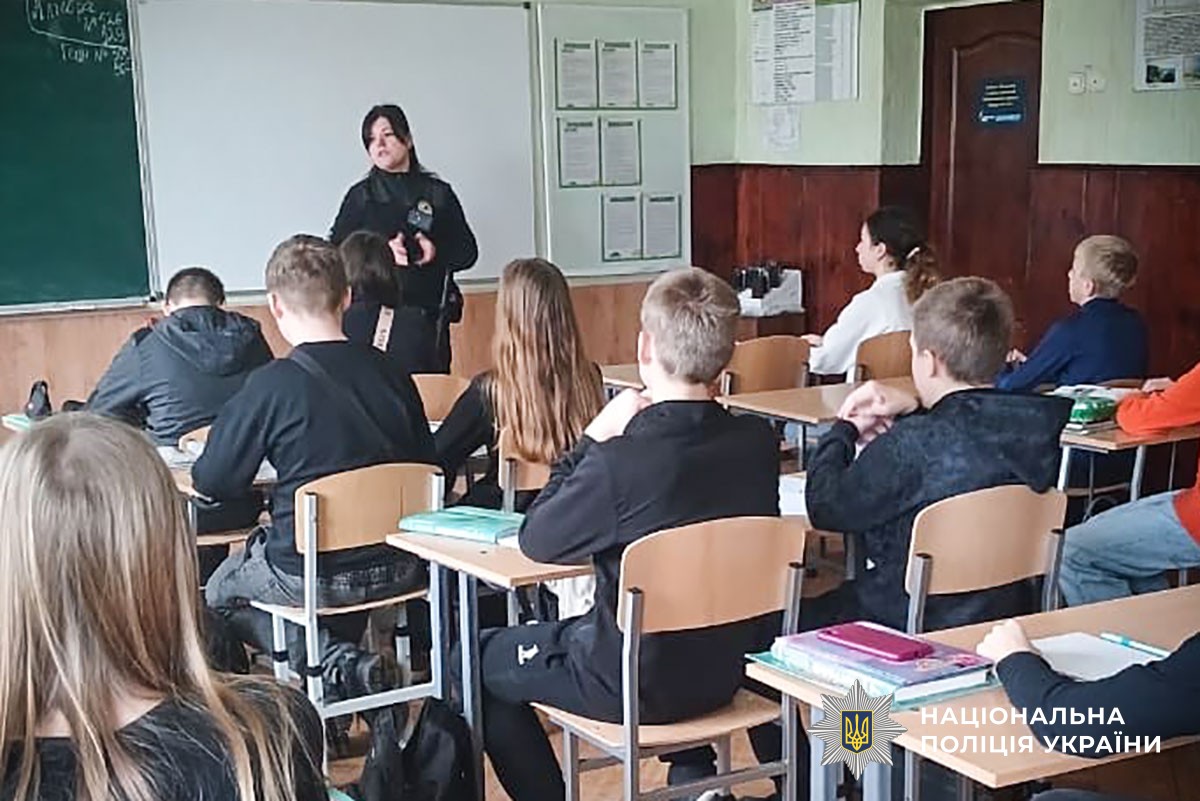 Поліцейські служби освітньої безпеки Миргородщини продовжують навчати дітей правил безпечної поведінки