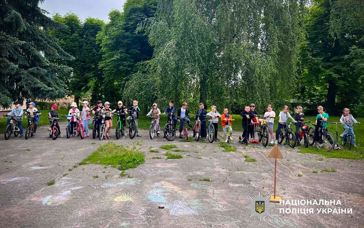 До Всесвітнього дня велосипеда: на Миргородщині поліцейська нагадала дітям правила безпечного руху