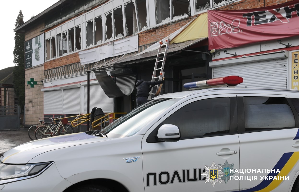 поліцейський працює на місці події