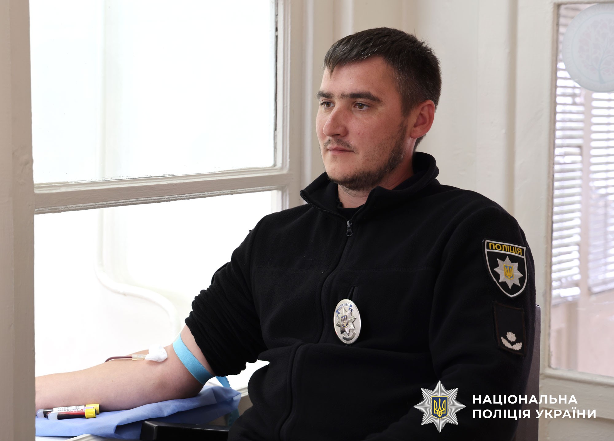 Поліцейський здає кров для порятунку життя людей