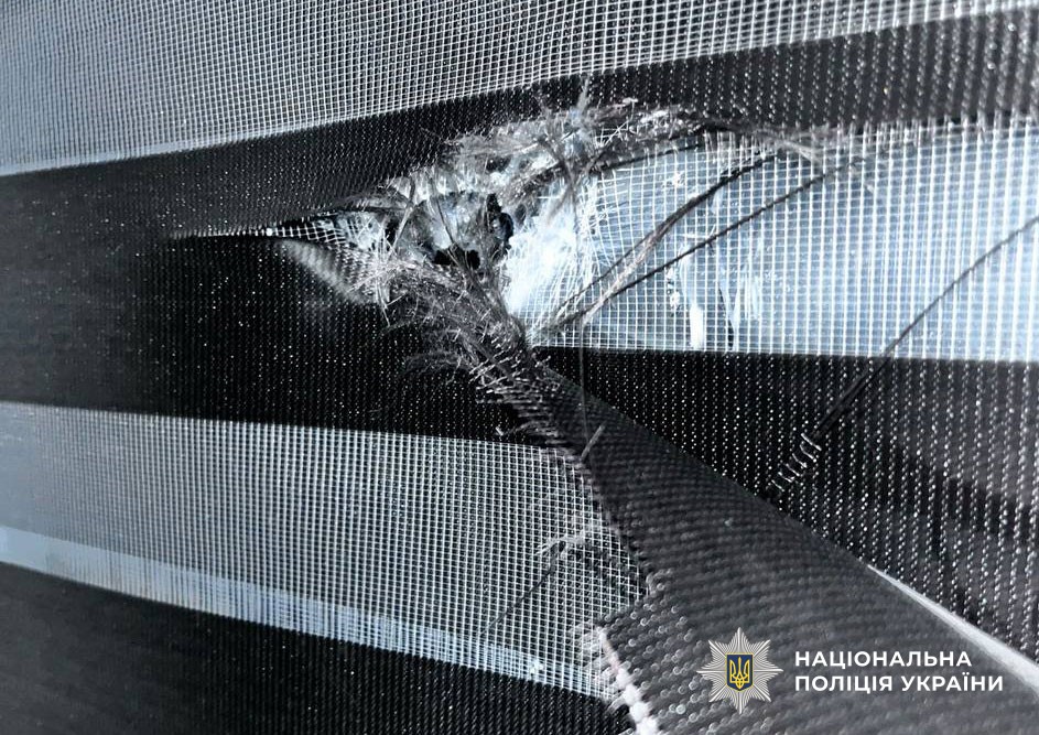 пошкоджене вікно у будинку