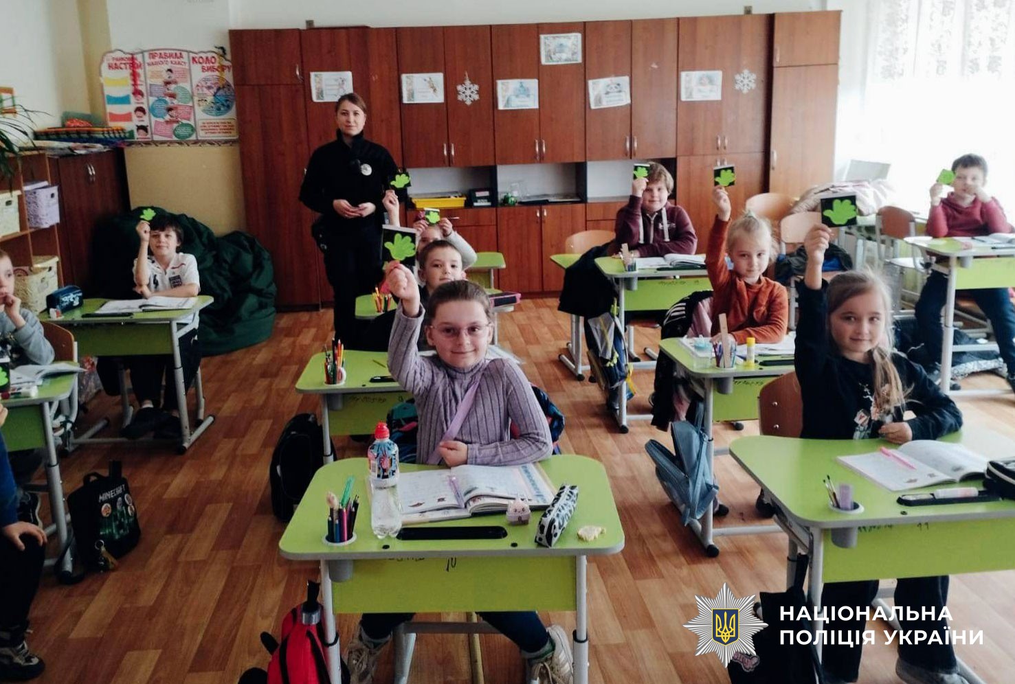 поліцейька проводить урок безпеки