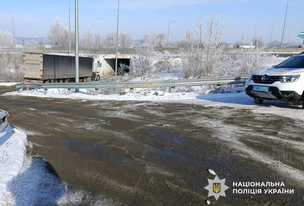 На дорогах Полтавської області екіпажі сектору реагування патрульної поліції продовжують надавати допомогу водіям, які потрапляють у складні ситуації через негоду.