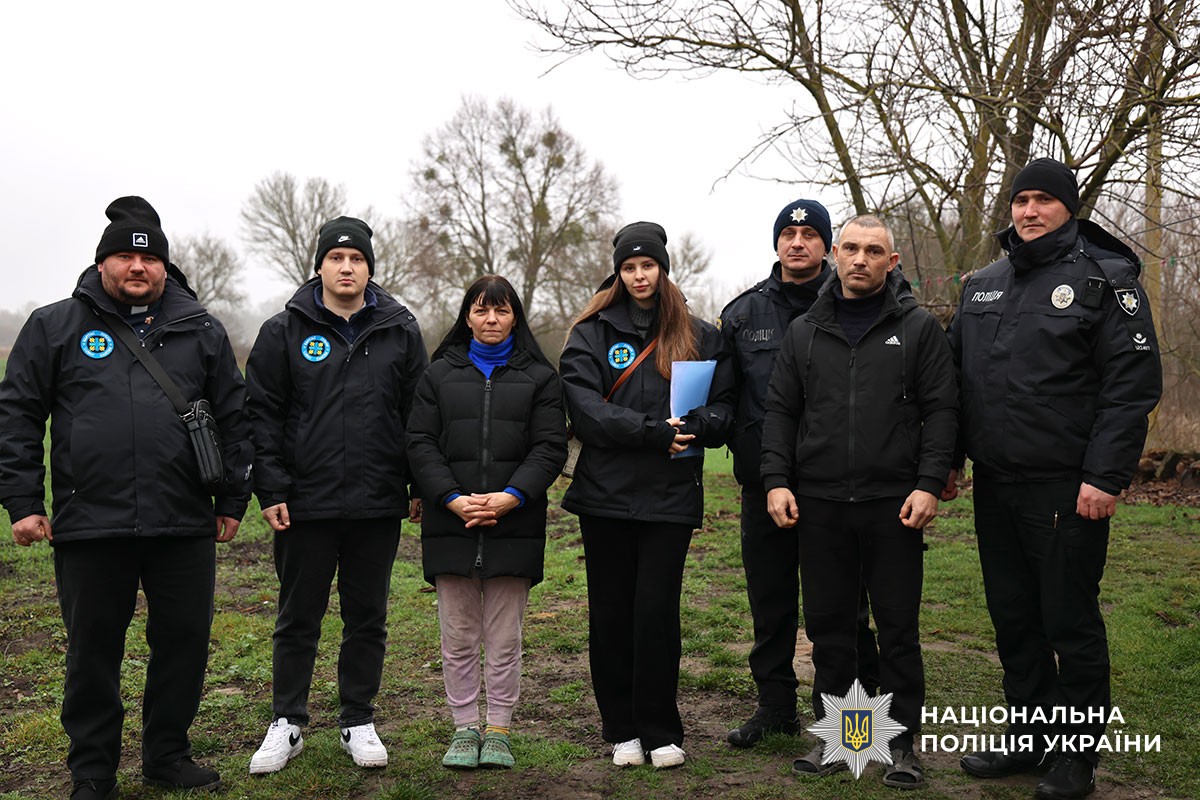 Поліція та благодійники з родиною переселенців