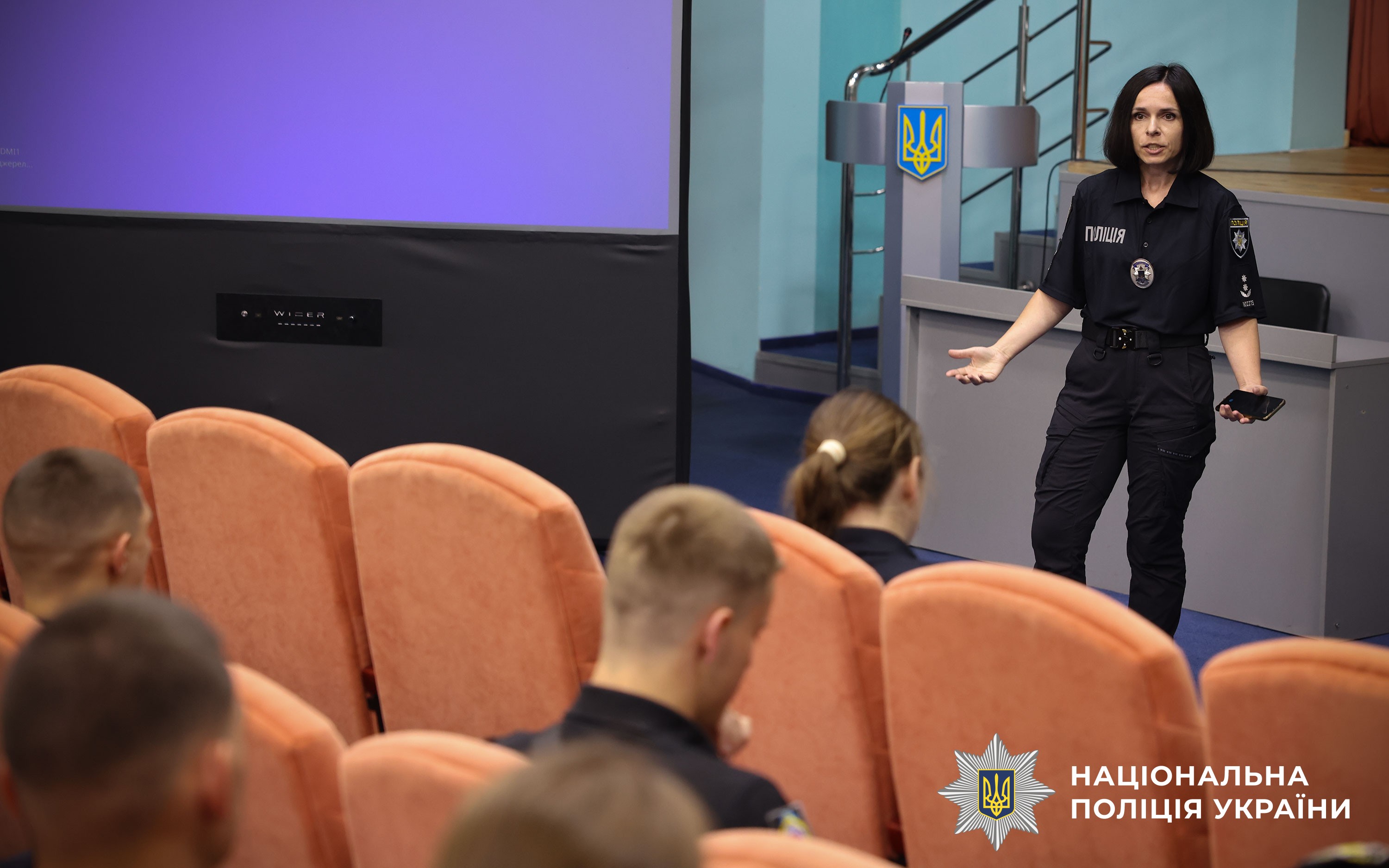 Перед курсантами виступає Поліна Ларіна