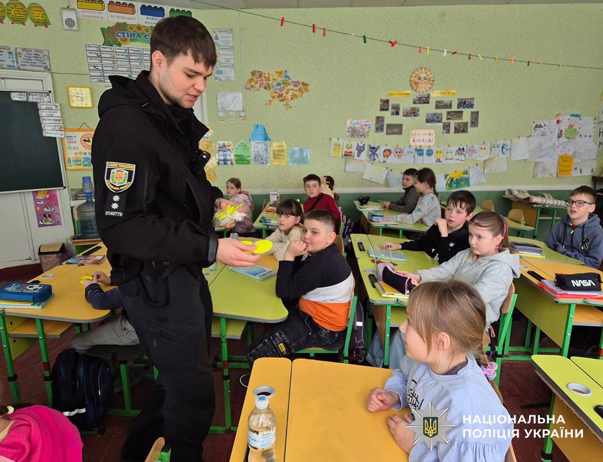 Інспектор поліції спілкується із дітьми