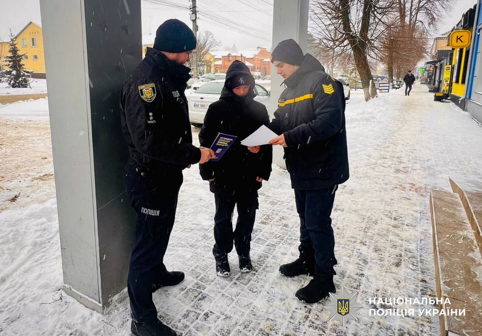 Поліцейські попереджають дітей про небезпеку під час перебування біля водойм