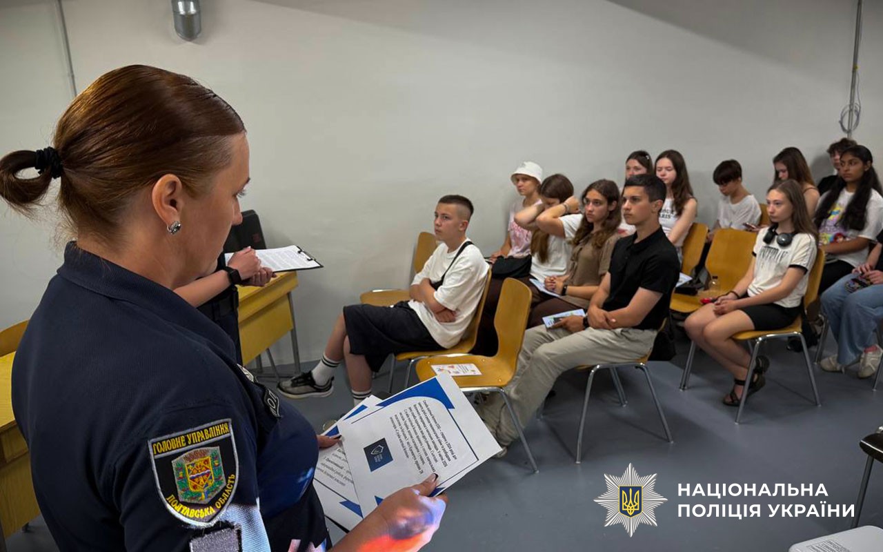 Двоє поліцейських Кременчука проводять лекцію для молоді 