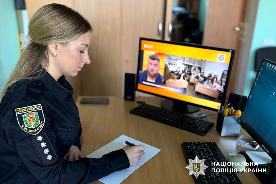 поліцейські пишуть радіодиктант