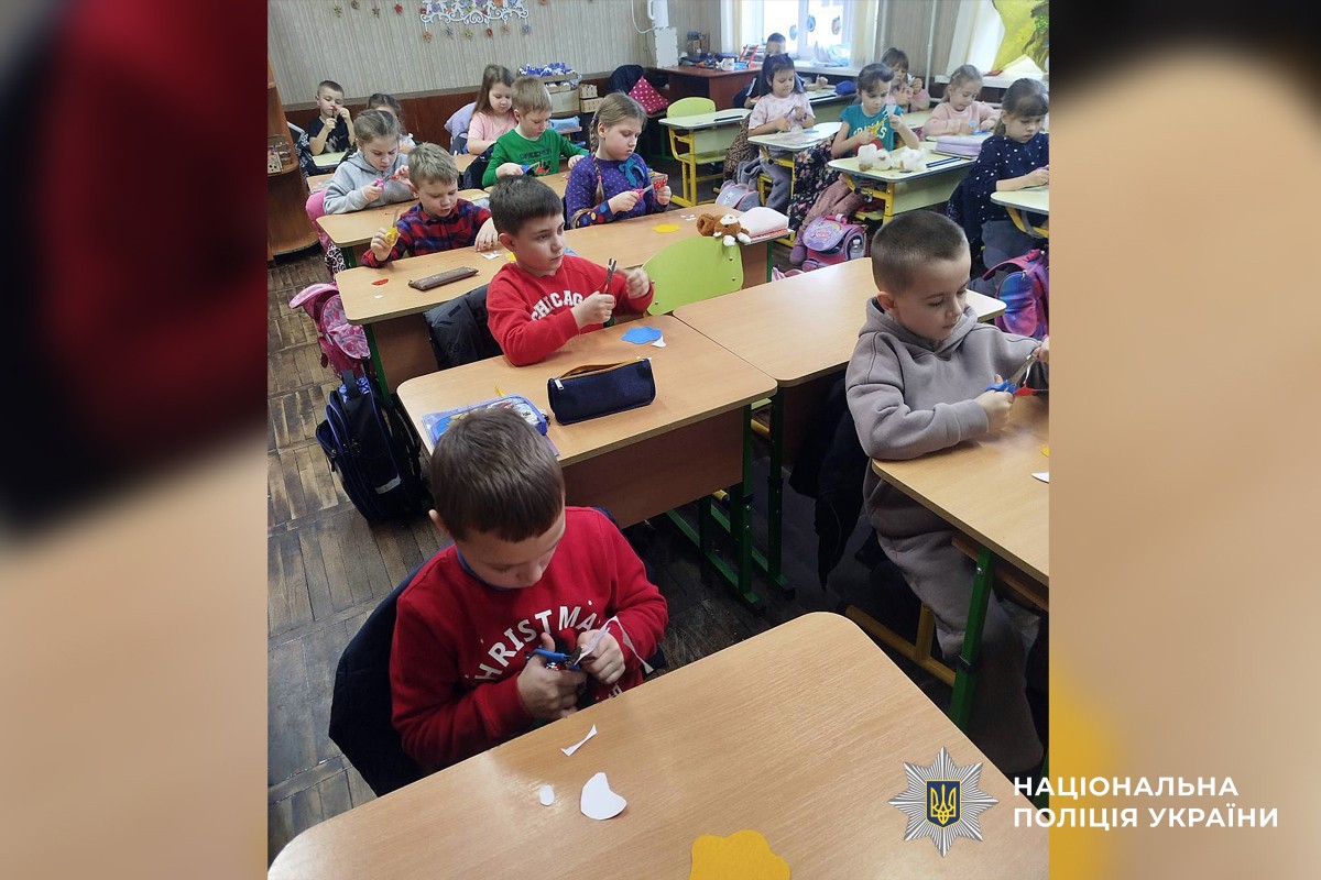 Діти виготовляютьфлікери