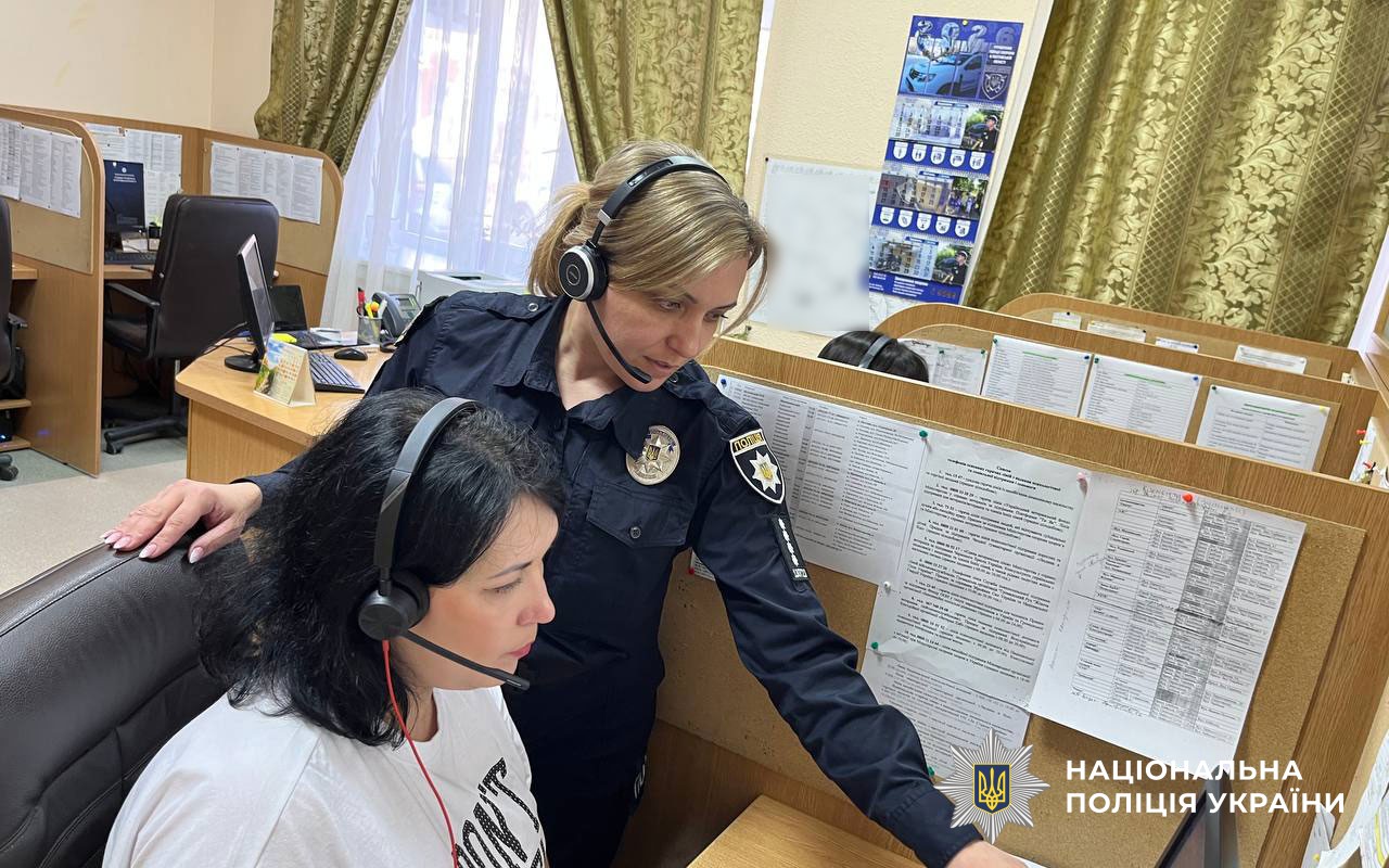 Поліцейська на робочому місці