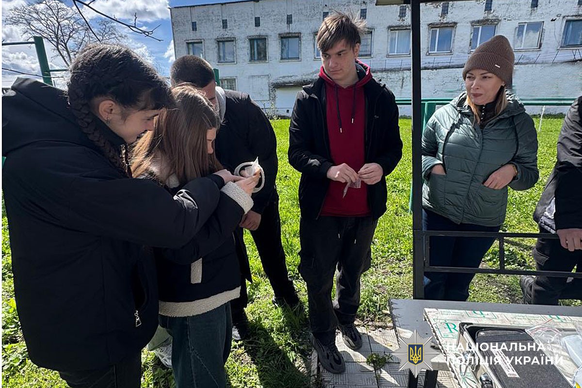 діти знайомляться із роботою поліцейських