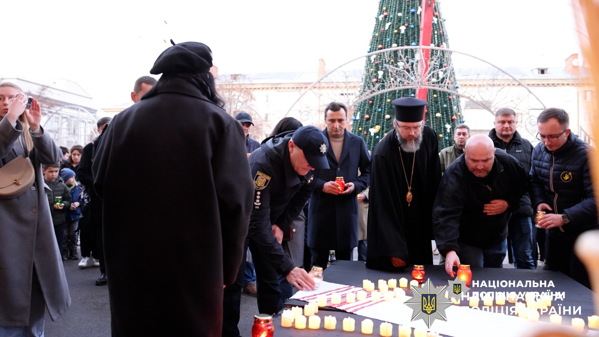 У Полтаві вшанували пам’ять жертв голодоморів хвилиною мовчання та запаленими свічками