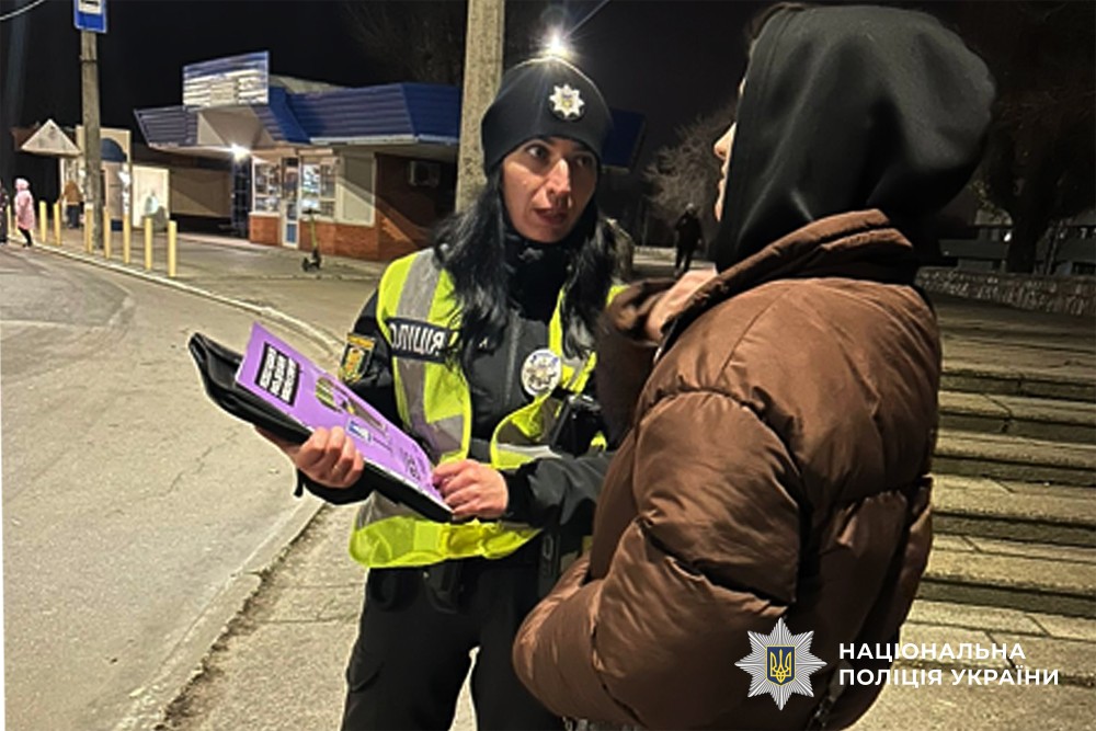 Інспекторка говорить з жінкою