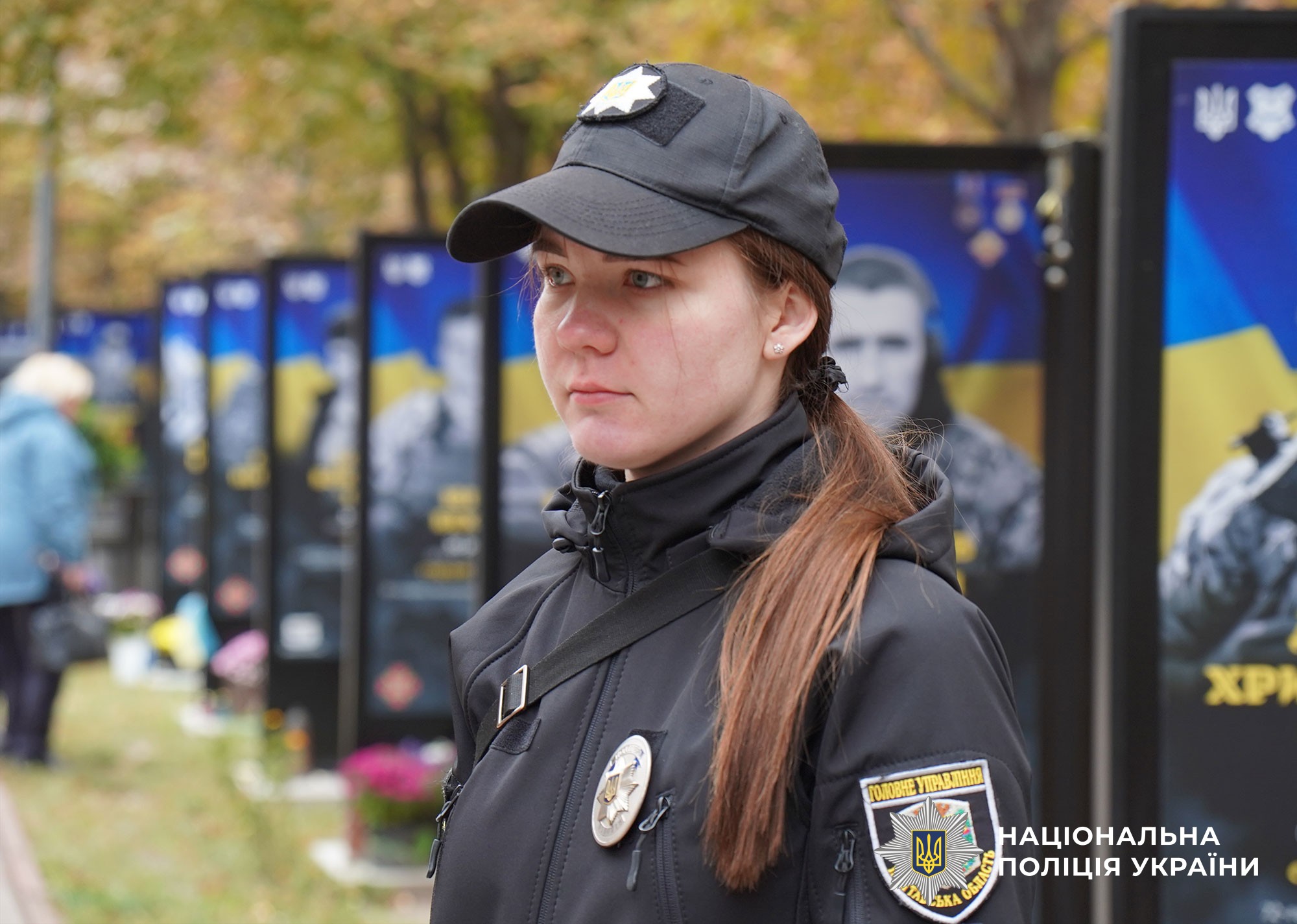 Поліцейська несе службу з хорони публічного порядку