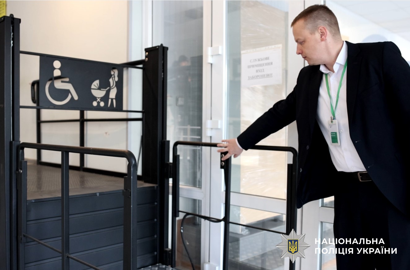 Працівник сервісного центру демонструє роботу пандуса