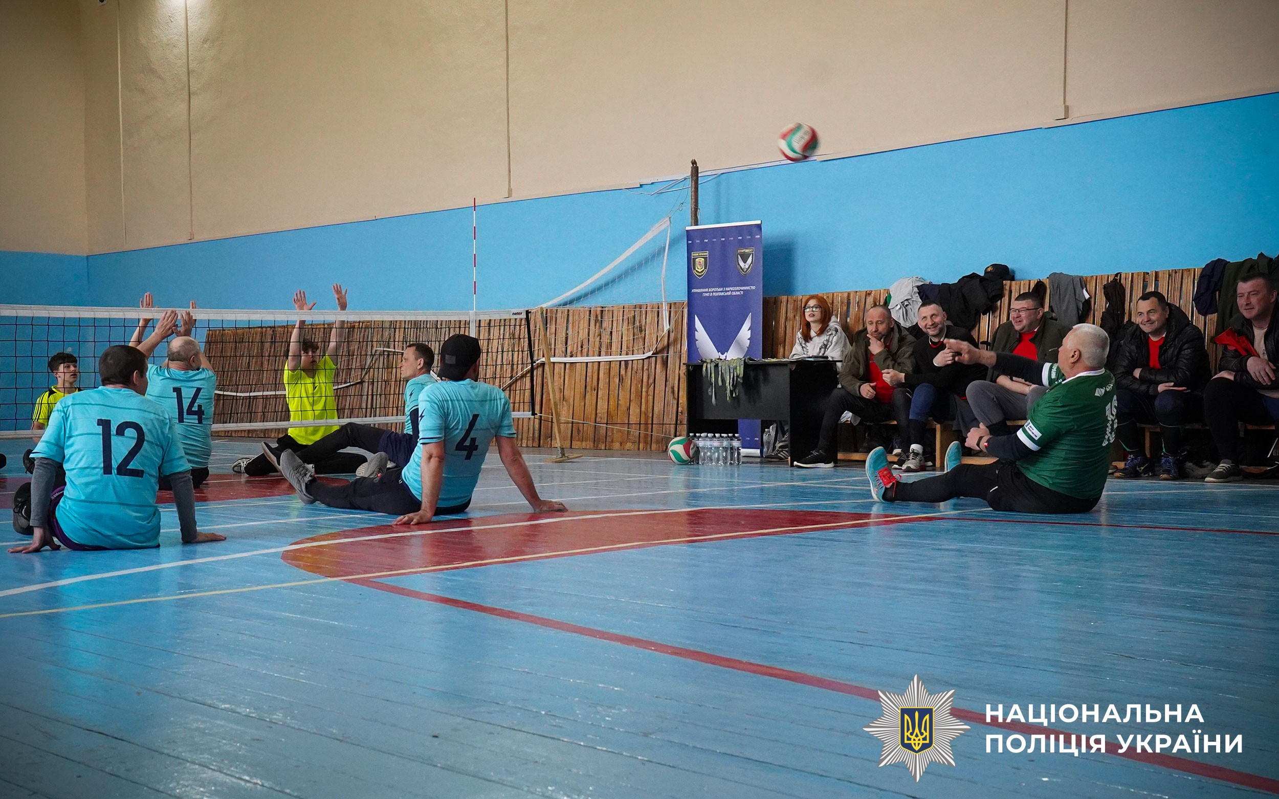Сила духу в кожній подачі: на Полтавщині поліцейські взяли участь у турнірі з волейболу сидячи серед ветеранів та молоді