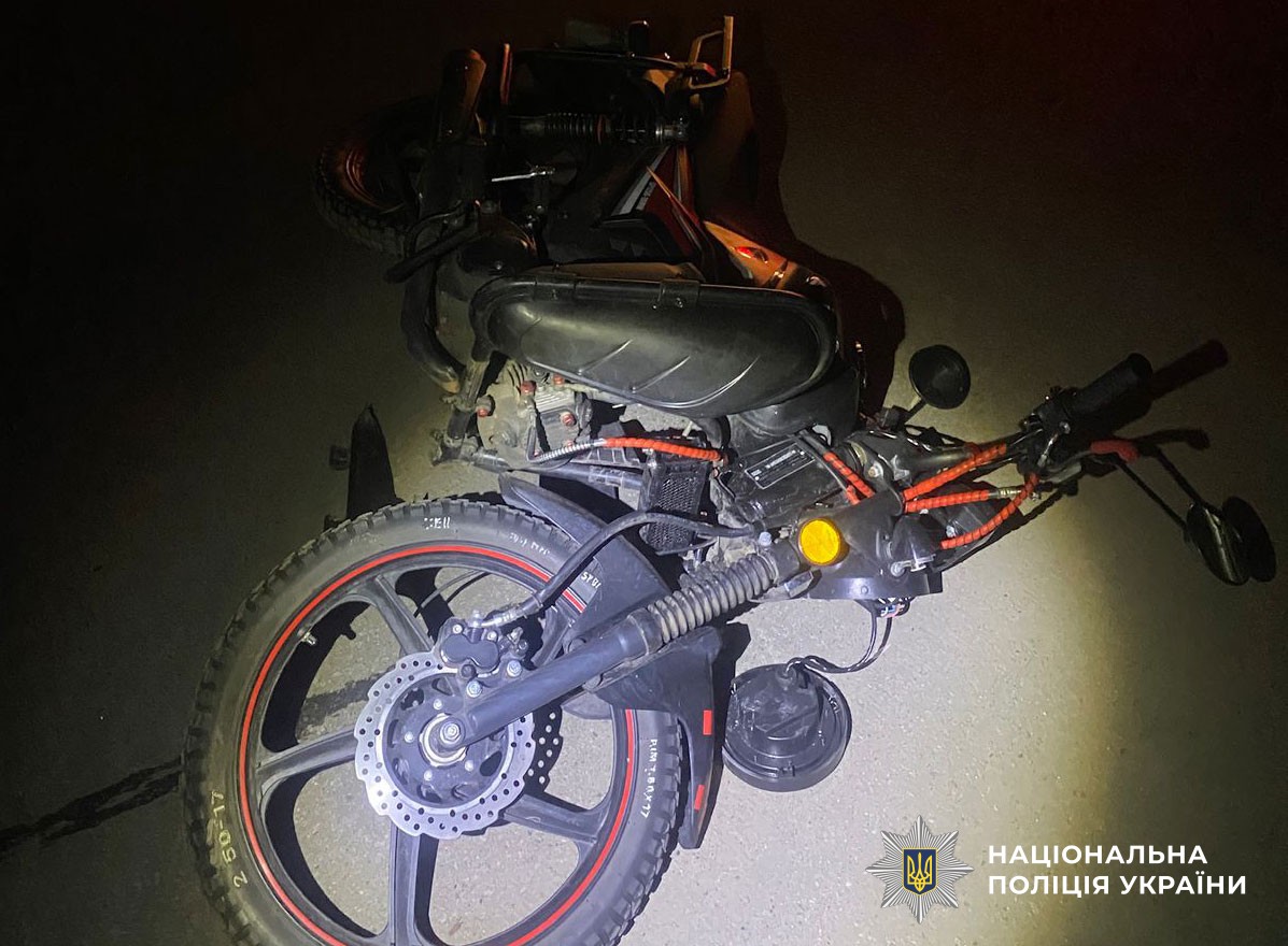 мотоцикл лежить на проїзній частині