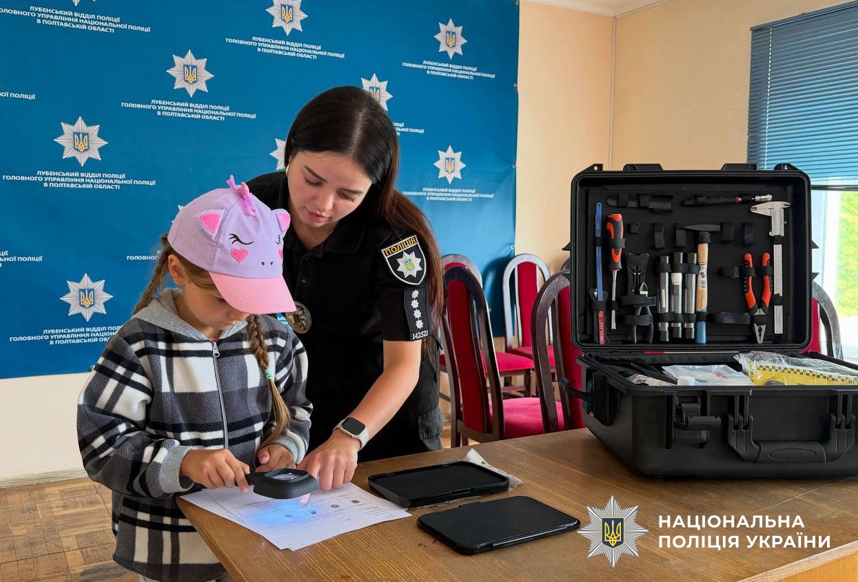Діти на екскурсії в поліції