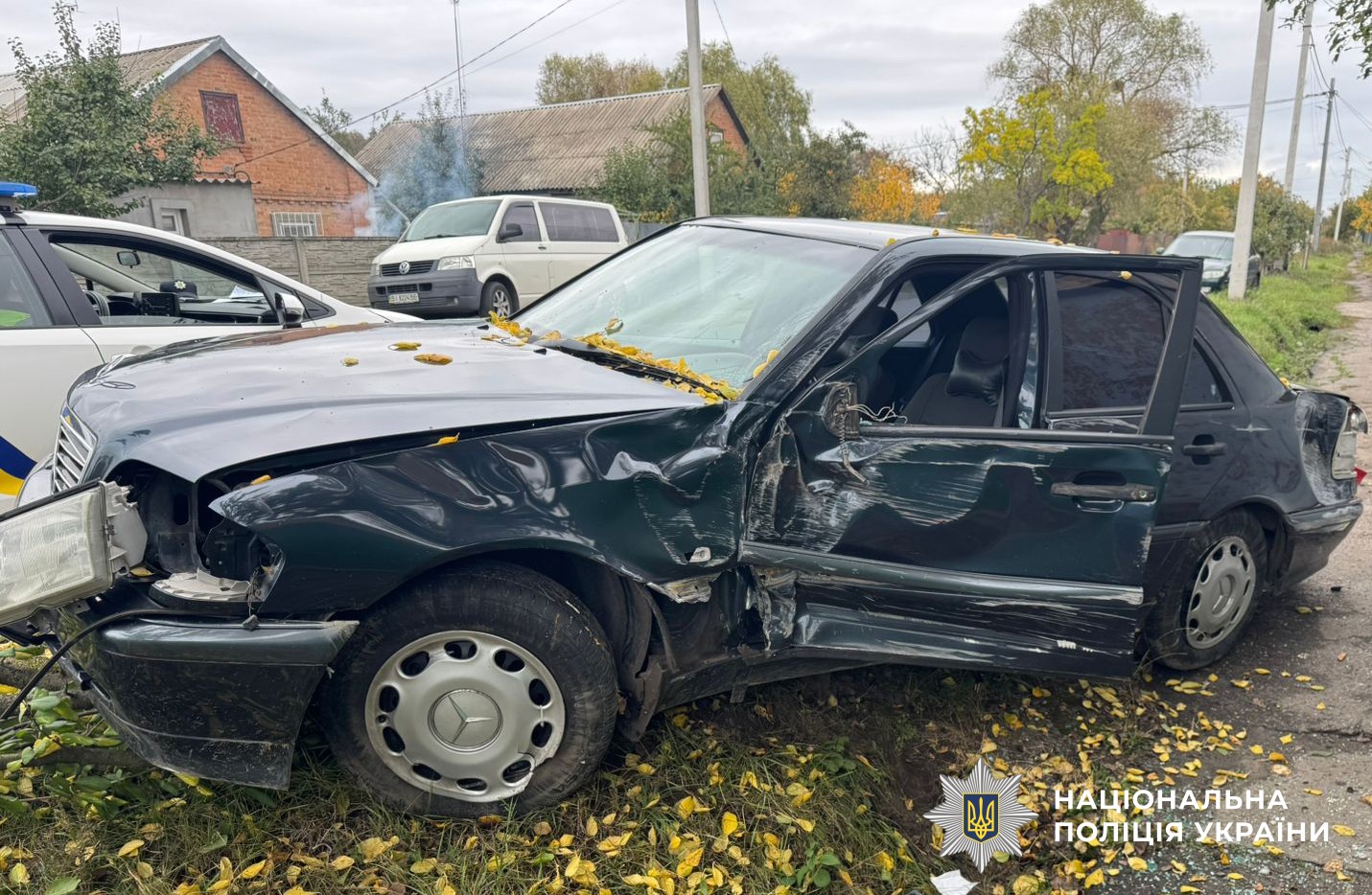Пошкоджена автівка з відкритими дверцятами